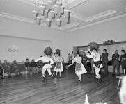 855707 Afbeelding van het optreden van vermoedelijk een Joegoslavische muziek- en dansgroep tijdens de ...